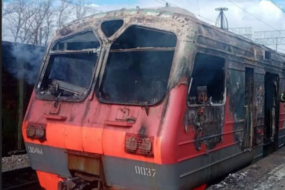 Горит электропоезд. Горящий поезд. Эд4м 0002 пожар. Пожар эд4м малоярославец. Пожар в пассажирском поезде.