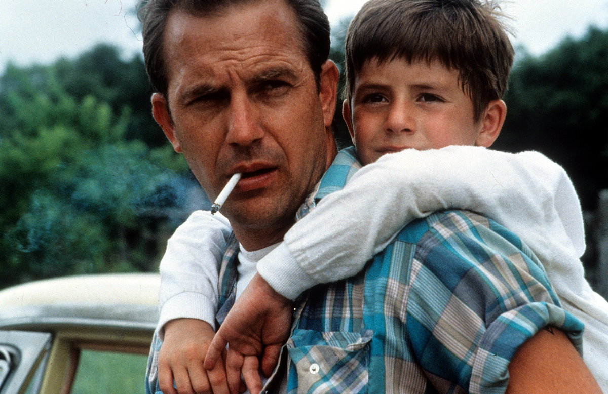 Сын живет с мальчиком. Совершенный мир (1993). Совершенный мир Кевин костёр. Кевин Костнер совершенный мир.