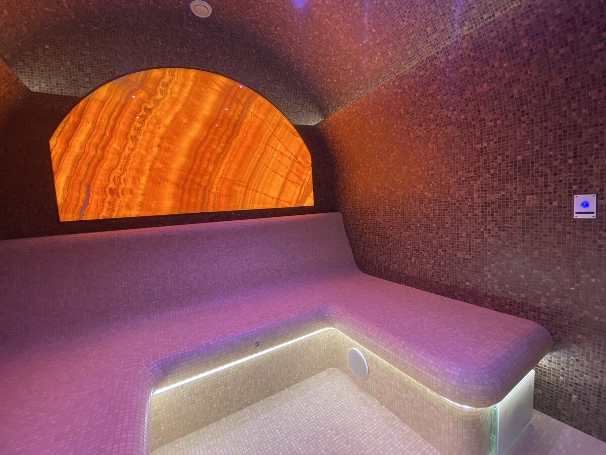 Отделка этой турецкой бани была выполнена нашей компанией "Хамам" в 2022 году. В ней установлена наша акустическая система. Один из динамиков Вы видите перед собой.