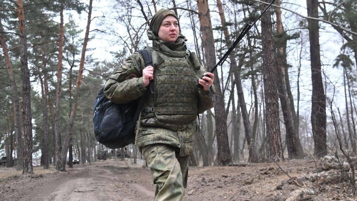    Алина - санитарный инструктор третьей роты© РИА Новости / Виктор Антонюк