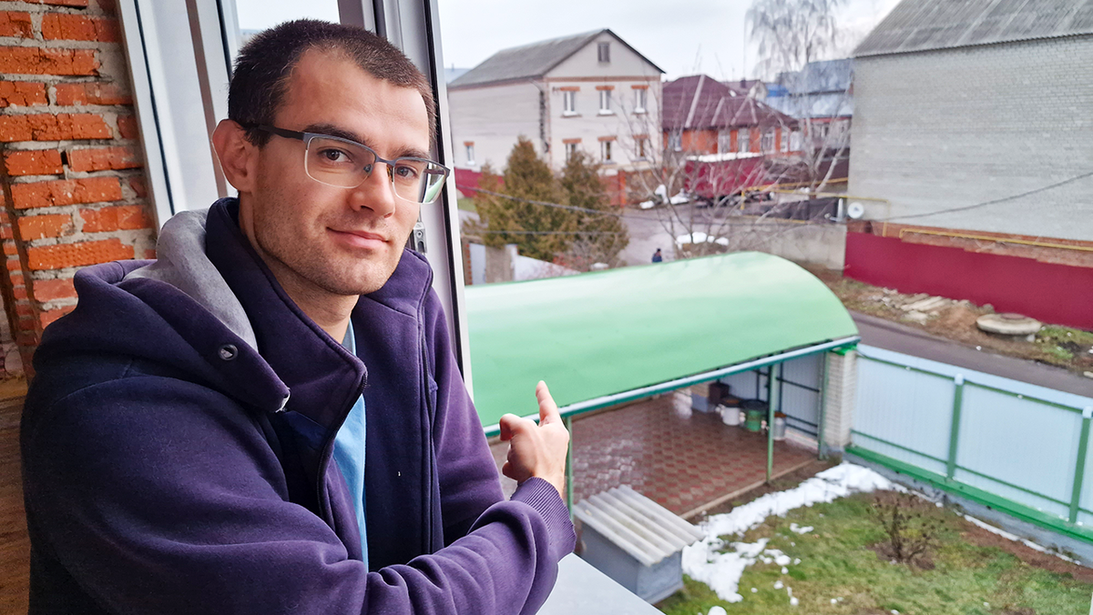 Большой металлический навес перед домом, у нас на канале есть видео, как мы делали его с женой. Уже несколько лет стоит, до этого был из поликарбоната, он просто испортился. Решир перекрыть металлом и ничуть не жалею. Это было верное решение.