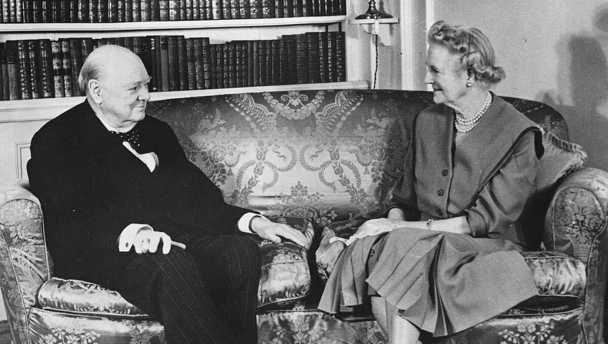     Баронесса Клементина Черчилль в 1945 году привезла в ЦГБ Ростова мебель, инвентарь, медицинские инструменты и кровати. Тогда в городе было много раненых и заболевших, поэтому такая гуманитарная помощь стала хорошим вкладом в медицину Дона, сообщил RostovGazeta краевед Георгий Багдыков.