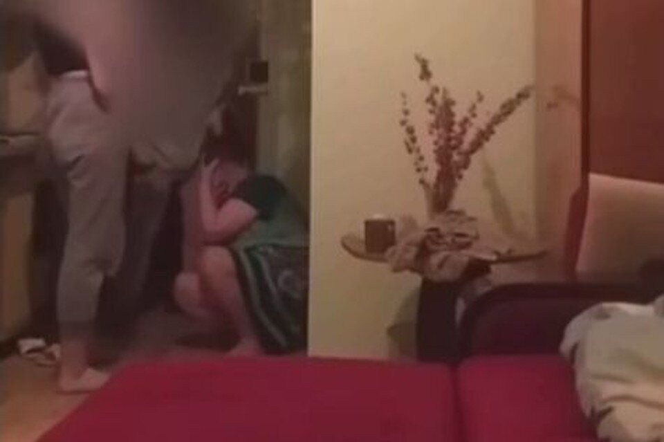     Женщина просила школьниц перестать ее бить.  принтскрин видео.
