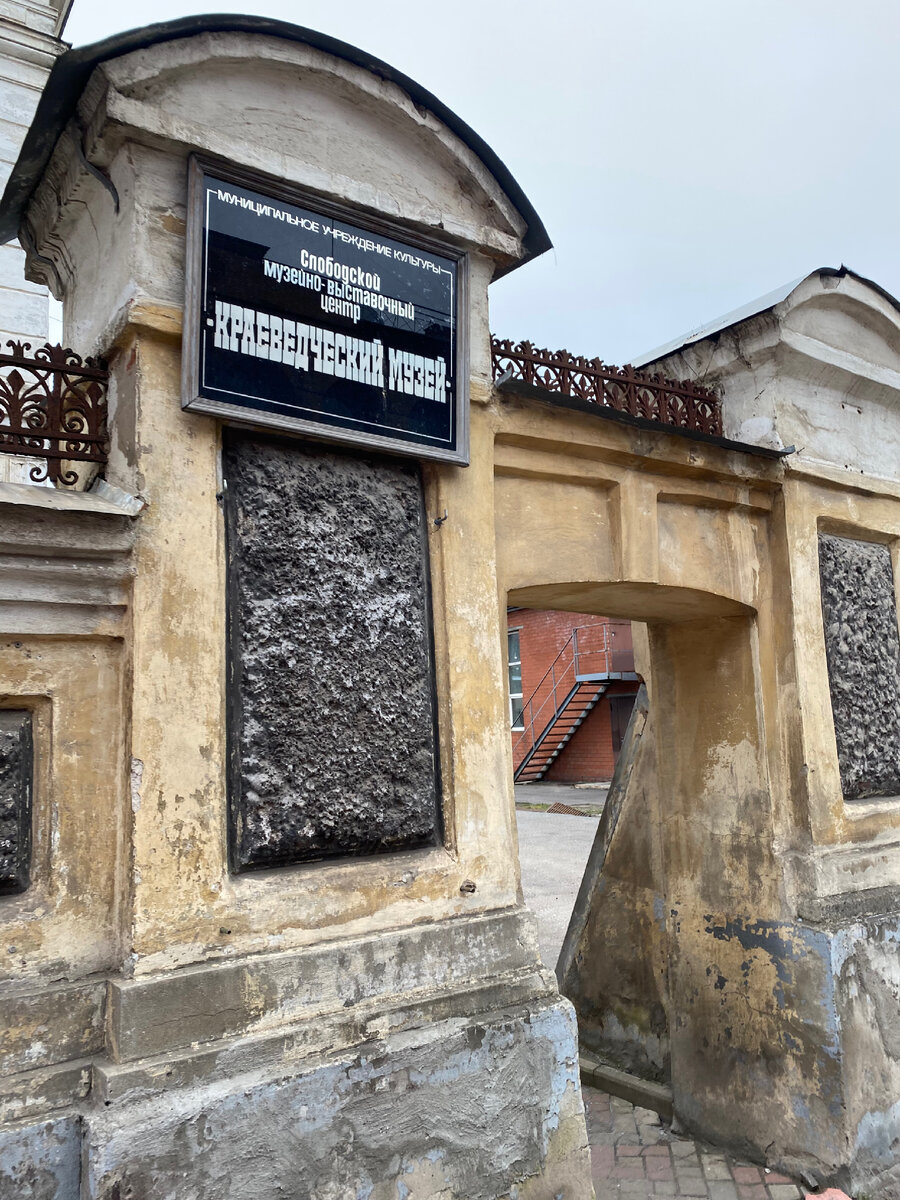 В краеведческих музеях всегда можно встретить бюст или картину с Лениным