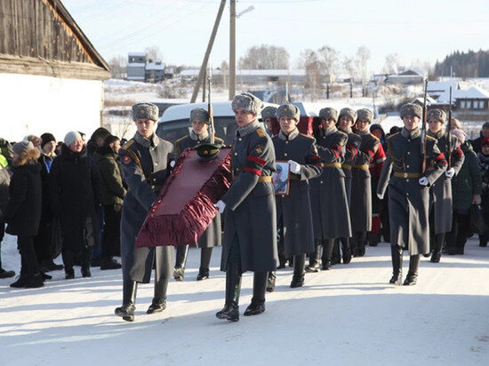     Бойца похоронили с воинскими почестями. Фото: Олег Ряписов / Vk.com