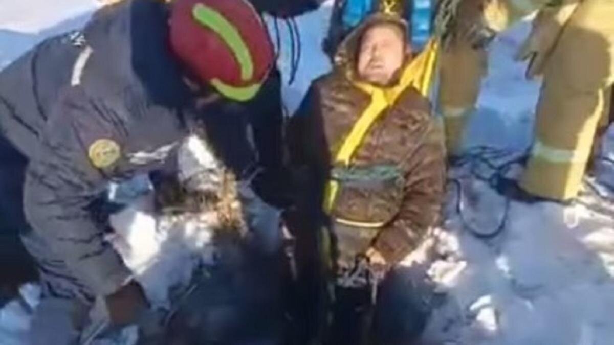    Спасатели вытаскивают мужчину из колодца:instagram.com/tjd_astana