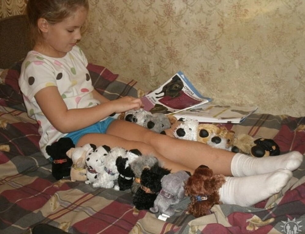 НАШЛА В ОДНОКЛАССНИКАХ СТАРЕНЬКОЕ ФОТО - ДАША С КОЛЛЕКЦИЕЙ СОБАЧЕК 😄