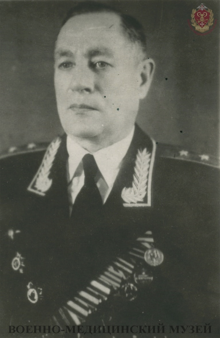 Гурвич Михаил Михайлович (4 августа 1901, Симбирск – 20 октября 1982, Москва) - генерал-лейтенант медицинской службы, выдающийся организатор военной медицины. Участник Гражданской войны в качестве брата милосердия в составе добровольного отряда Петроградской скорой помощи. После увольнения из армии в 1960 г. более 15 лет заведовал кафедрой в Московском государственном историко-архивном институте. Источник: https://milmed.spb.ru.