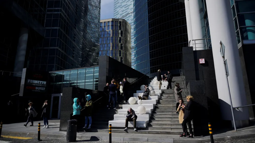 Прохожие в центре Москвы: оставшаяся торговля с Западом также помогает поддерживать российскую экономику или хотя бы смягчать последствия войны для населения © Natalia Kolesnikova/AFP/Getty Images