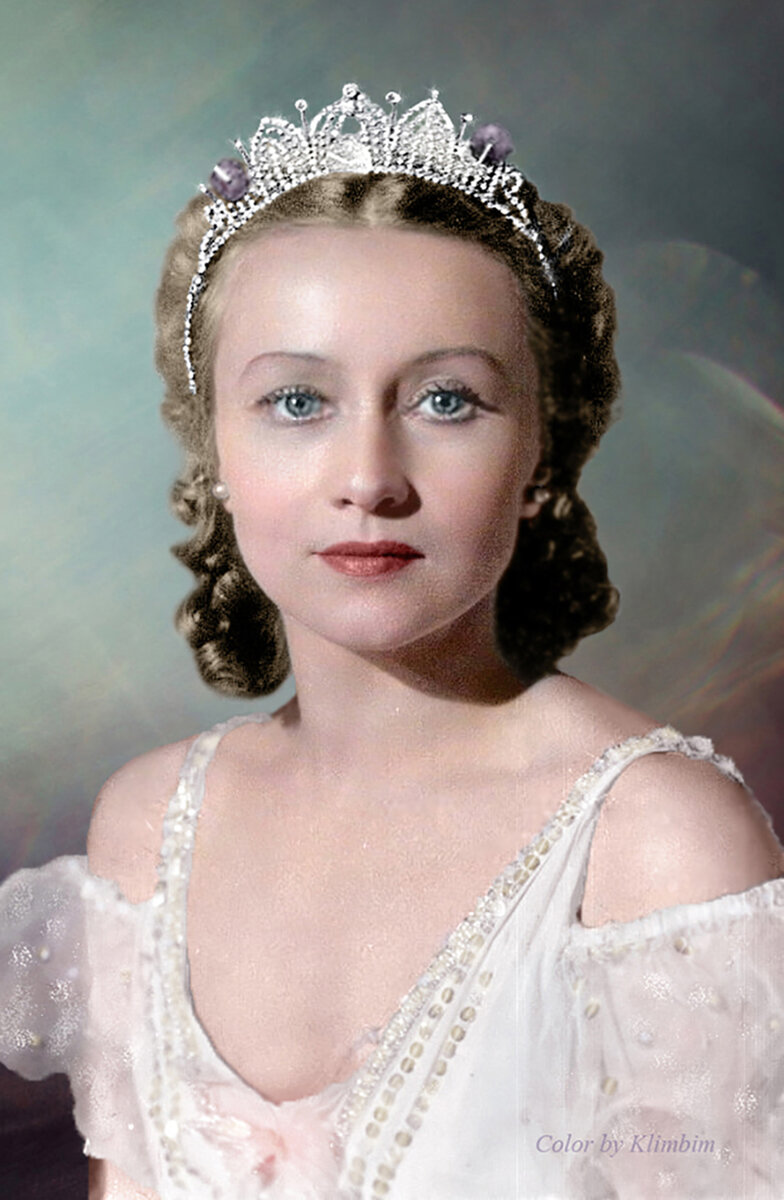 Галина Сергеевна Уланова (26 декабря 1909 [8 января 1910], Санкт-Петербург, Российская империя — 21 марта 1998, Москва, Россия) — советская балерина, педагог. Прима-балерина Ленинградского театра оперы и балета им. С. М. Кирова (1928—1944) и Большого театра СССР (1944—1960). 
Дважды Герой Социалистического Труда (1974, 1980), народная артистка СССР (1951), лауреат Ленинской премии (1957), четырёх Сталинских премий (1941, 1946, 1947, 1950), премии президента РФ (1997). Кавалер четырёх орденов Ленина (1953, 1970, 1974, 1980). Самая титулованная балерина за всю историю советского балета. Материал взят из свободного источника.