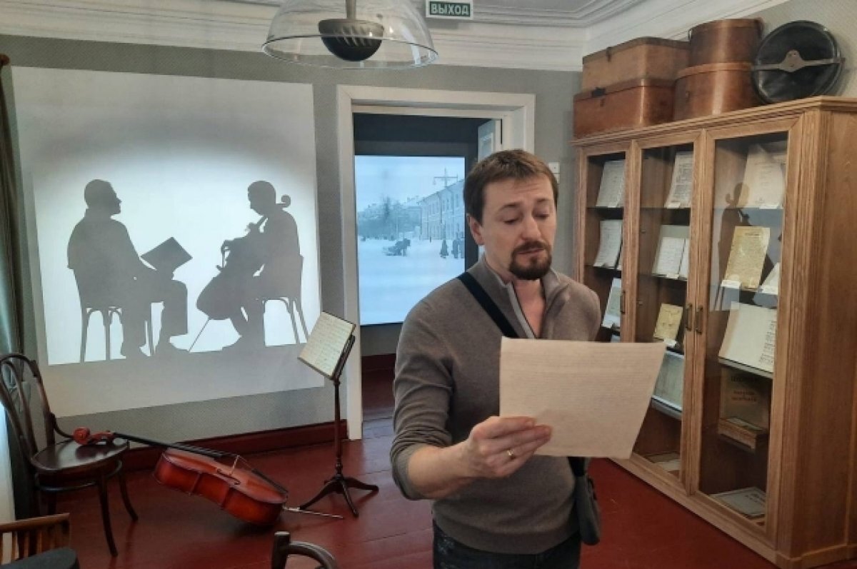    Сергей Безруков посетил музеи Оренбурга во время гастролей