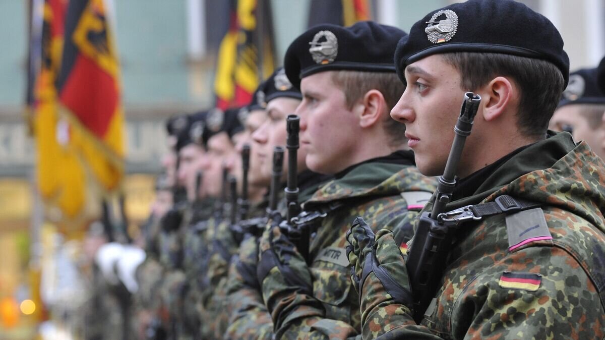    Солдаты армии Бундесвера© AP Photo / Matthias Rietschel