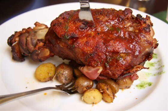    Свиная рулька в пиве с отварным картофелем