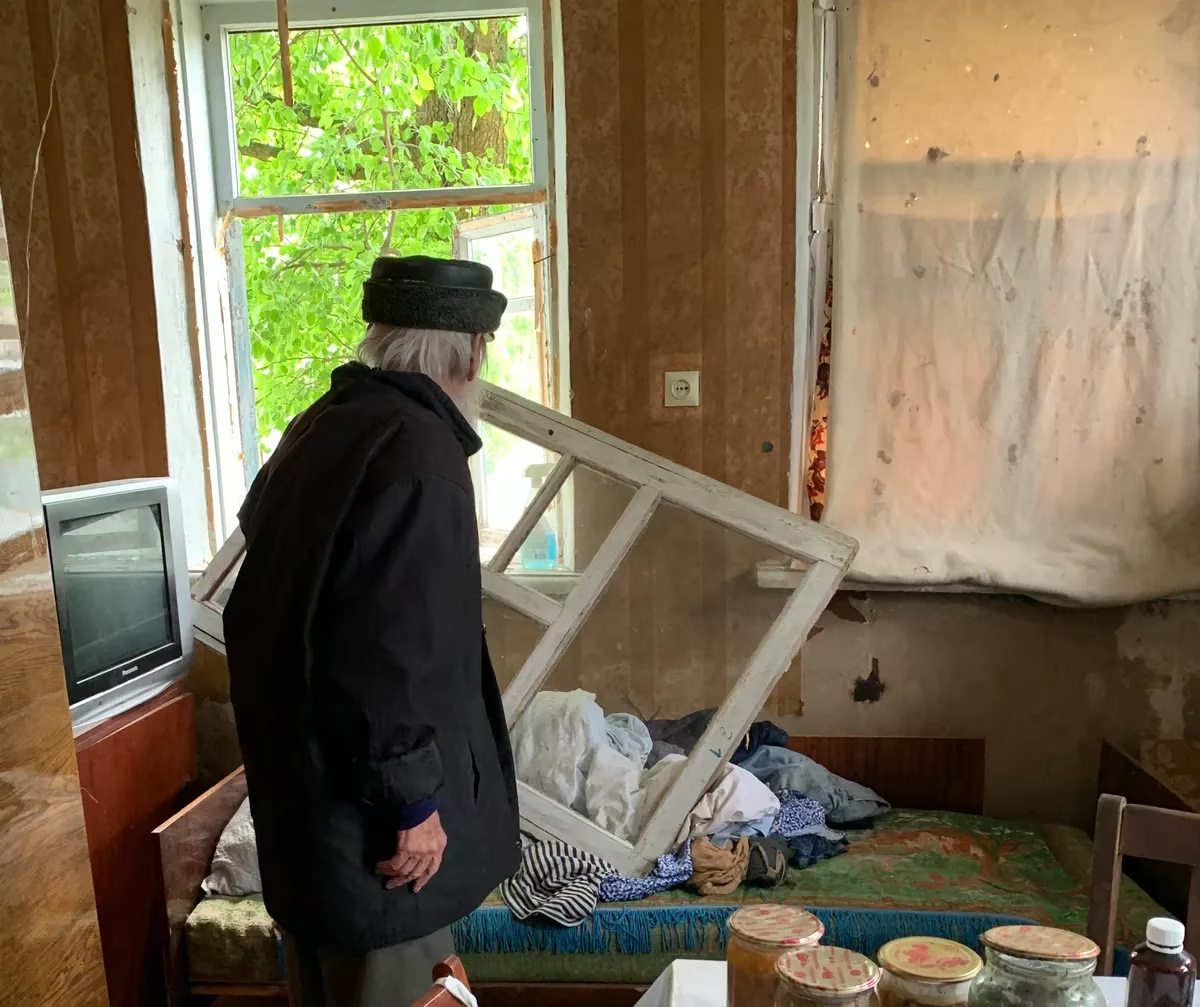 Дед Иван, несмотря на свои 77 лет, работы не боится
