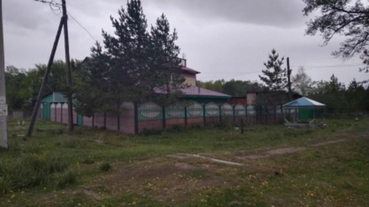     В Бейском районе Хакасии 49-летний мужчина избил, а затем задушил своего 46-летнего собутыльника. Они поссорились из-за украденного скота.