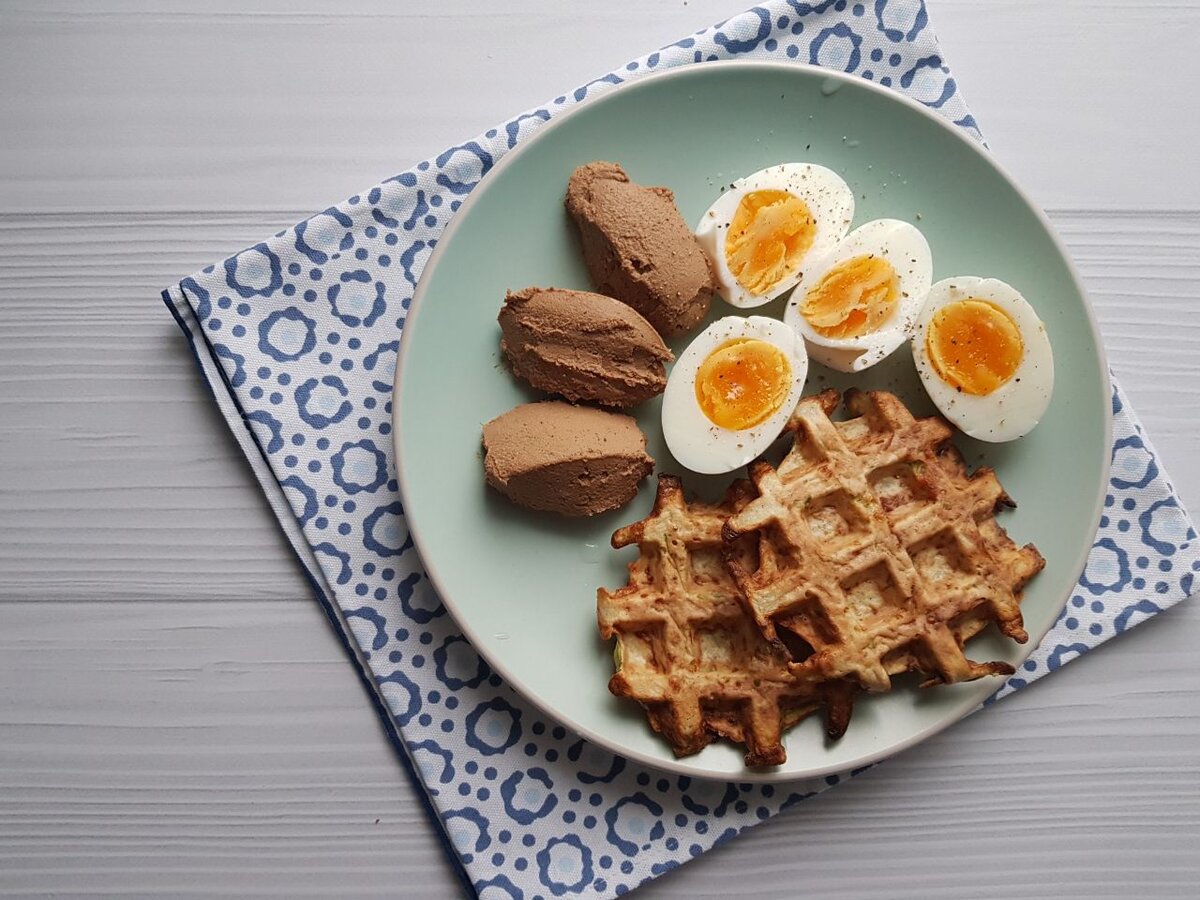 Мой завтрак на этой неделе: вафли по новому рецепту, паштет и варёные яйца (недостающие на картинке овощи спрятаны в вафлях).