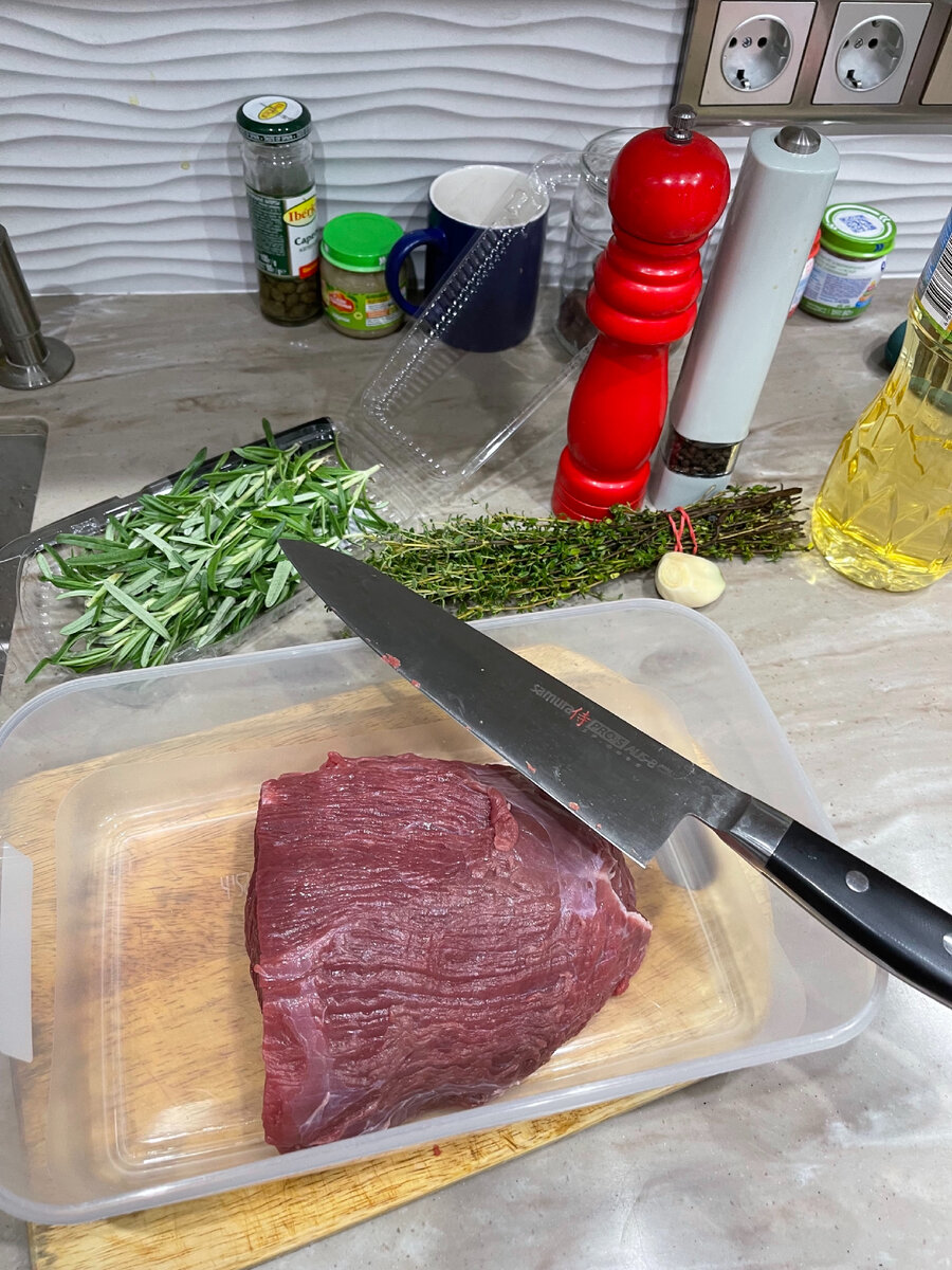 Нам понадобится: говядина толстый кусок, на мясном языке его называют Кострец. Чеснок 2 зубчика. Розмарин. Тимьян. Соль. Перец. Термометр кулинарный с выносным щупом. Это важно, тк надо измерять внутри духовки температуру мяса. Оливковое масло.