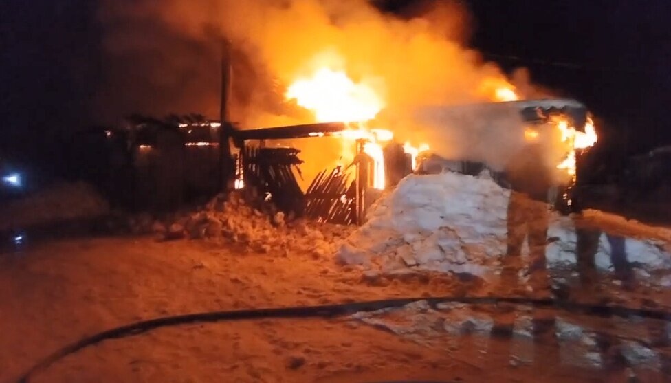    Четыре гаража и автомобиль сгорели в Кемском районеVK | паблик «Пожарная охрана Кемского района»