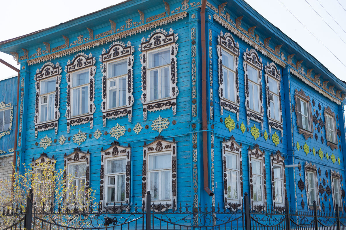 Типичная застройка центра города 1-2 этажные дома с красивой прорезной резбой