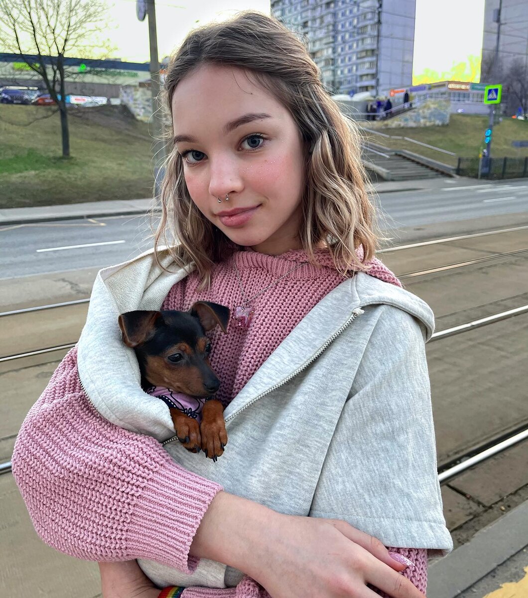   Дочь певца Данко успешно пародирует Энид из «Уэнсдей»Соцсети Софьи Фадеевой