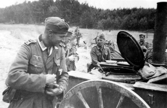 Немец у полевой кухни