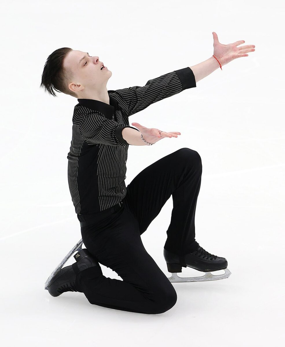 Глеб почти идеально откатал произвольную программу: прыгнул 4 квада. Эх если бы так на Чемпионате России. Он слегка коснулся четверного риттбергера рукой, сдвоил тулуп в каскаде с сальховым. Глеб легко вкручивается и приземляет прыжки, но ему не хватает эмоциональности и музыкальности. Из-за недостатка этих качеств его прокат выглядит скучным.