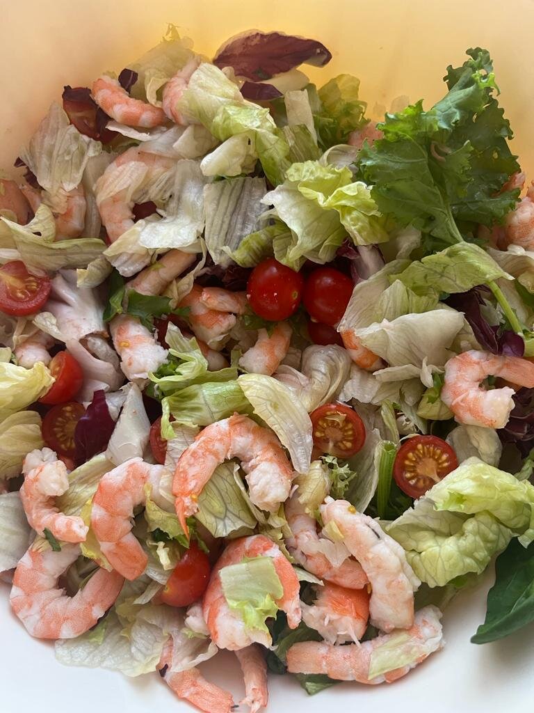 Шикарный салат!Очень красивый и сытный, но в нём мало калорий.