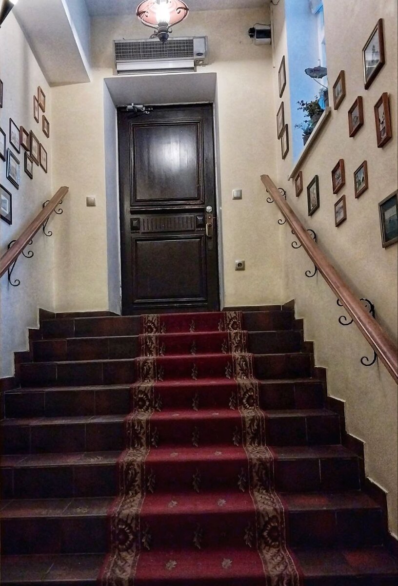 Лестница при входе