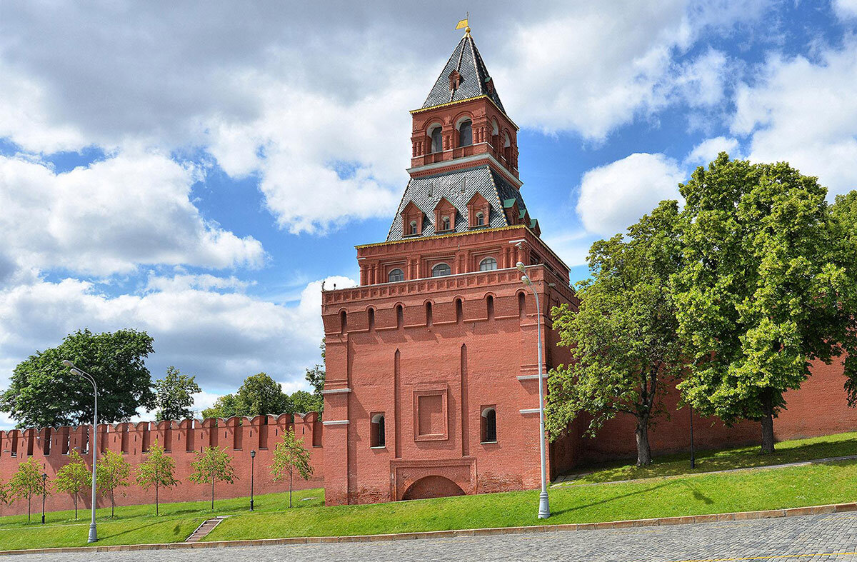 Троицкая башня. Никольская башня кремля москва. Высокое строение кремля. Троицкая башня московского кремля. Красная площадь тайницкая башня.