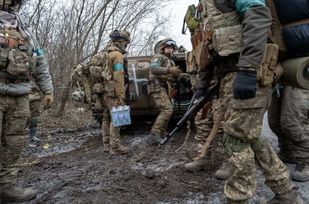 Солдаты готовятся к выходу на линию фронта в Бахмуте с Россией, 22 января 2023 года, Часов Яр, Украина. 