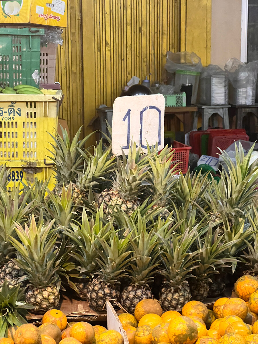 Маленькие ананасы)) можно сразу на месте почистить