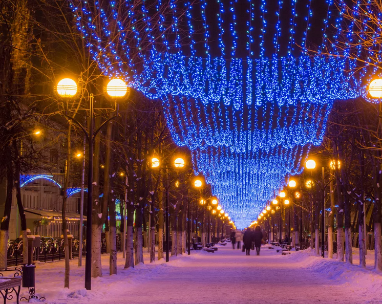 Зимняя аллея в новогодние праздники (фото взято из просторов свободных публикаций интернета).