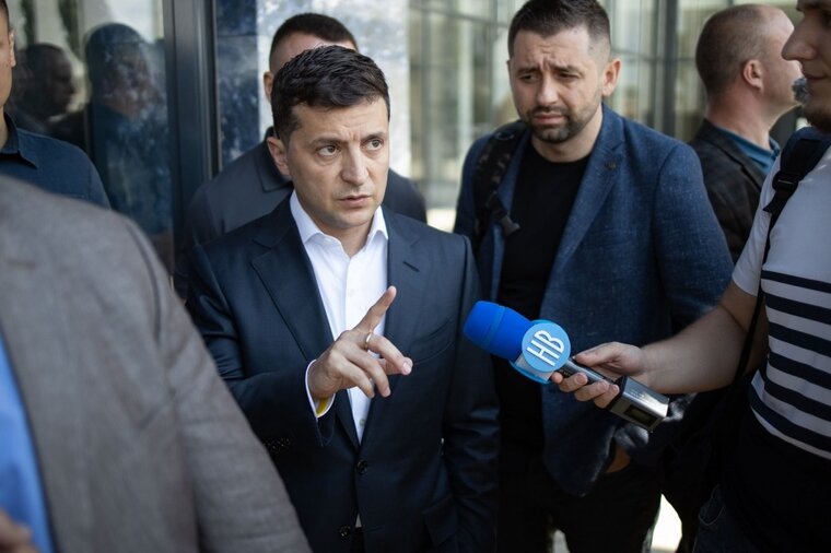    The Hill: Зеленский уволил чиновников из-за коррупции