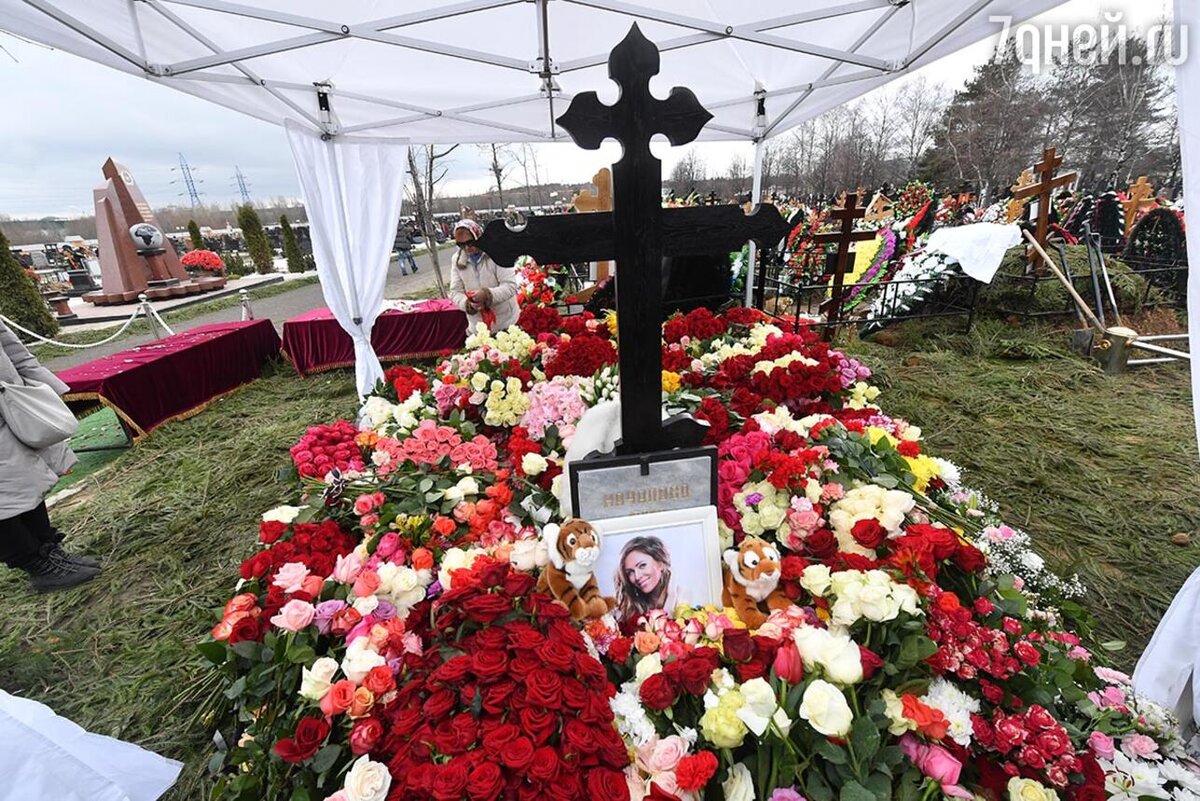 Троекуровское кладбище юлия началова фото Что происходит на могилах умерших звезд? 7Дней.ru Дзен