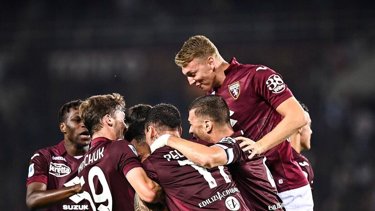    Футболист "Торино" Алексей Миранчук (второй слева)© Фото : Twitter "Торино"