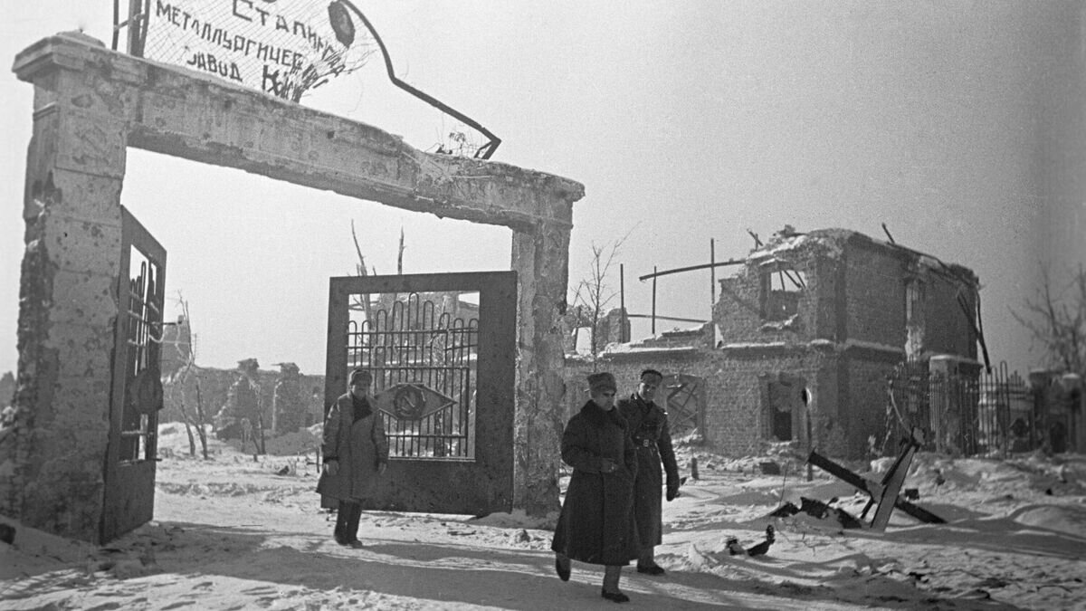    Сталинград, февраль 1943 г. У ворот разрушенного во время боев за город металлургического завода "Красный Октябрь" командующий 62- армией Василий Иванович Чуйков© РИА Новости / Георгий Зельма