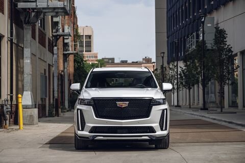 

Cadillac Escalade долгое время служил флагманом марки, его огромные размеры и агрессивный внешний вид транслируют экстравертный, чистокровный американский взгляд на роскошь. Несмотря на то, что он основан на тех же принципах, что и Chevy Tahoe, Suburban и GMC Yukon, Escalade является серьезным конкурентом другим крупным роскошным внедорожникам, таким как Lincoln Navigator , Jeep Grand Wagoneer и Mercedes-Benz GLS-класса.. Это потому, что большой Caddy оснащен самыми передовыми технологиями бренда и самыми роскошными функциями. Его салон отделан деревом, кожей, дизайнерскими тканями и сатинированным металлом. Большой изогнутый дисплей проходит через приборную панель, выполняя одновременно функции панели приборов и информационно-развлекательного центра. Доступно множество функций помощи водителю, в том числе превосходная система Cadillac Super Cruise, которая сочетает в себе адаптивный круиз-контроль с режимом вождения без помощи рук. Покупатели могут выбирать из мощного 6,2-литрового бензинового V-8 или дизельного рядного шестицилиндрового двигателя ., а в этом году Cadillac добавляет в линейку Escalade дикую высокопроизводительную модель V-серии с мега-мощностью. Время покажет, является ли новый hi-po Escalade слоном, который умеет танцевать, но, учитывая блестящий атлетизм недавних седанов Cadillac с двигателем Blackwing, вселяет в нас надежду.


