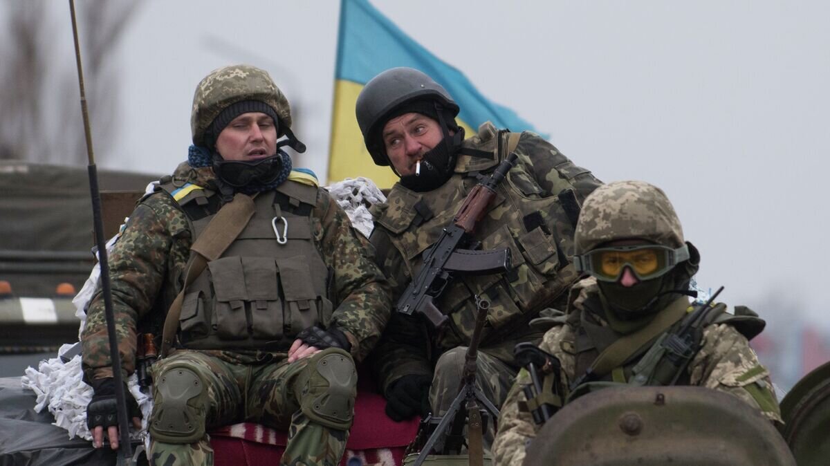    Украинские военнослужащие на бронетехнике возле Артемовска, Донецкая область© AP Photo / Evgeniy Maloletka