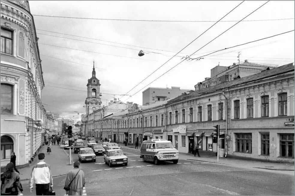 В начале Пятницкой улицы. 23 июля 1996 года. Фото: Уильям Крафт Брумфилд. Источник: сайт www.cultinfo.ru