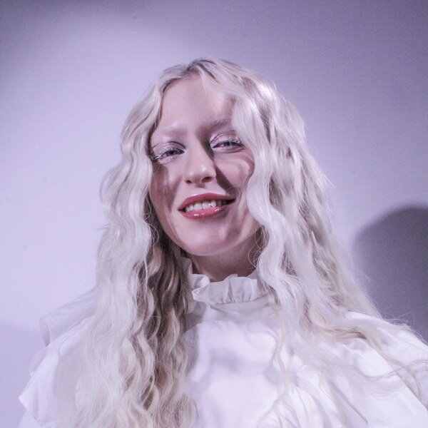     Тося Чайкина выпускает новый клип на песню «Комната»