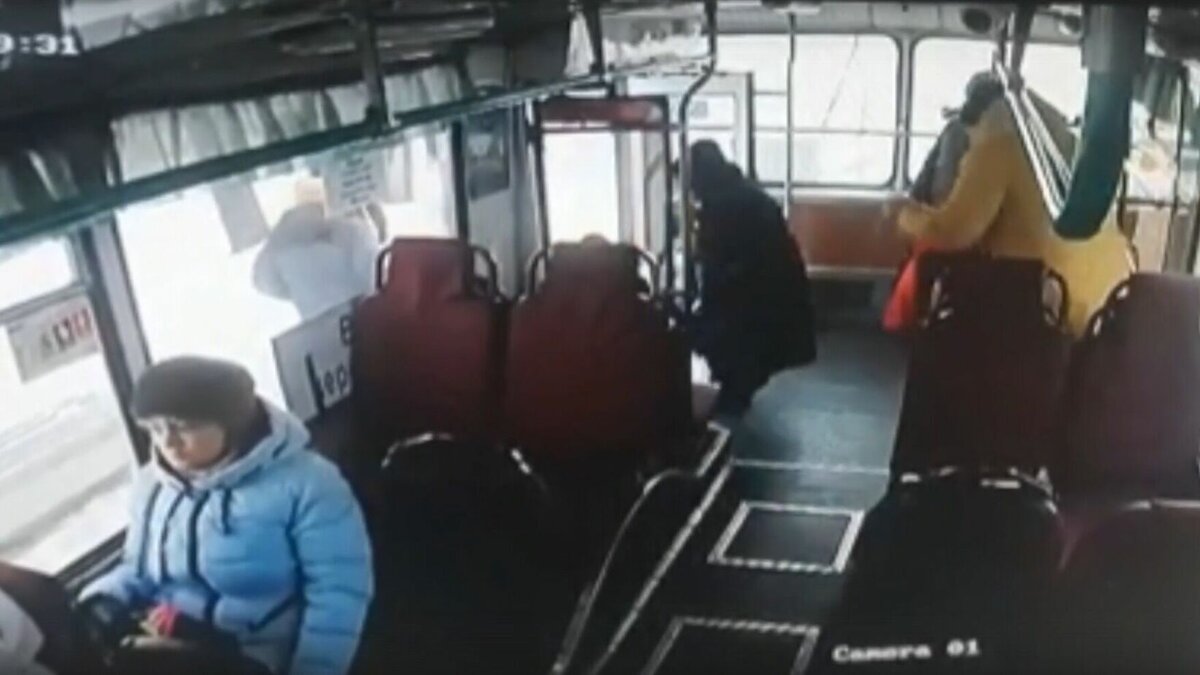     В Абакане пенсионерка собиралась спокойно выйти из троллейбуса, когда ее защемило дверьми. Женщина выпала и серьезно поранила голову.