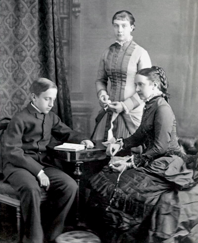 Великая герцогиня Луиза Баденская со своими младшими детьми Викторией и Людвигом, конец 1870-х годов