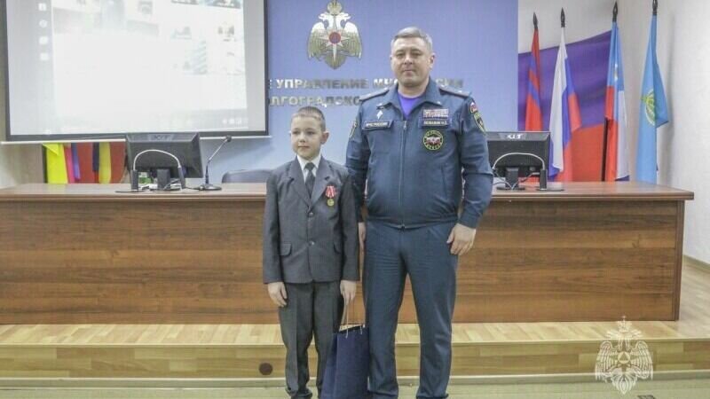     Ученик 3-го класса из Ворошиловского района награждён медалью за то, что спас свою бабушку из горящего дома. Мужество мальчика отметили в торжественной обстановке вместе с награждением спасателей, отличившихся при исполнении служебного долга.