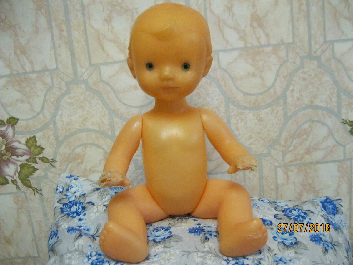 Ванечка показывает свои ладошки