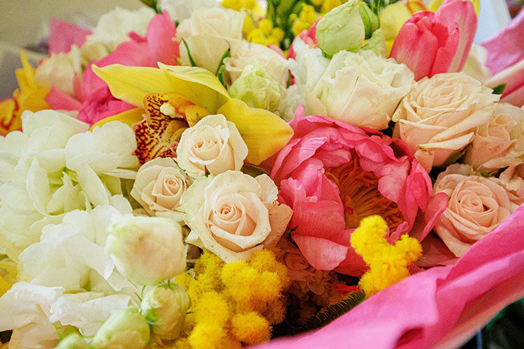    Раньше роза стоила 150 рублей, текущий ценник — 250–300 рублей за штуку. Композиция из 9 крупных сортовых роз — за 3,5 тыс. рублей Фото: «БИЗНЕС Online»