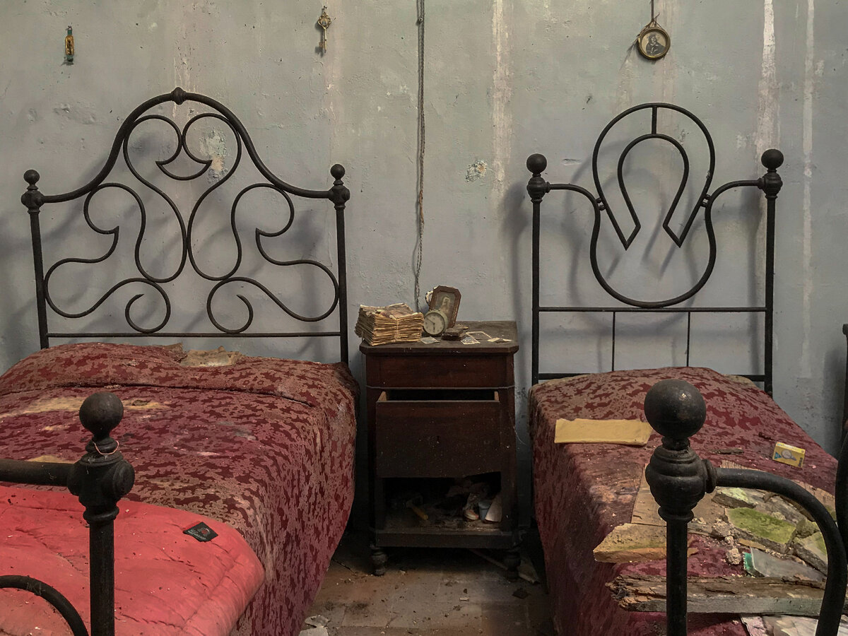 Am intrat într-o casă abandonată de sat și nu mă așteptam să găsesc acolo o capsulă a timpului.  Totul este la locul lui: de la mobilier la ochelari lustruiti