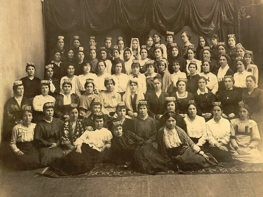 
Всероссийский съезд женщин-мусульманок 1917 года. Источник: anticapitalist.ru