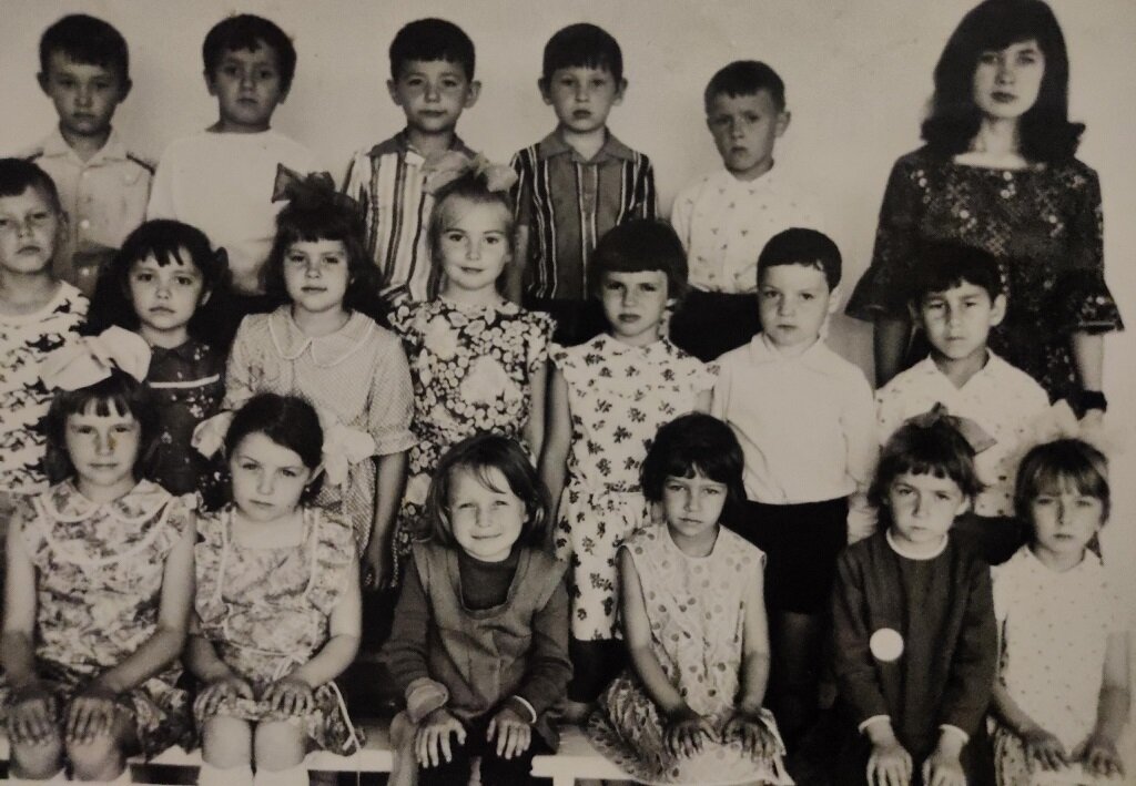 Мы в нижнем ряду справа( я со значком. 1978)