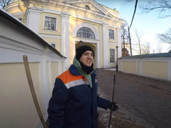     Актер, сыгравший Горшка, рассказал о работе дворником. Фото: стопкадр с YouTube-канала «Костя Плотников»