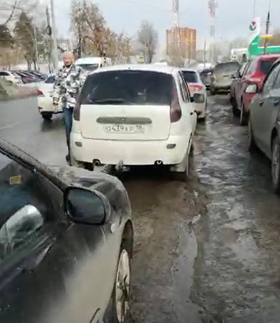     Все пострадавшие хотят взыскать деньги за ремонт авто. Фото: скриншот из видео